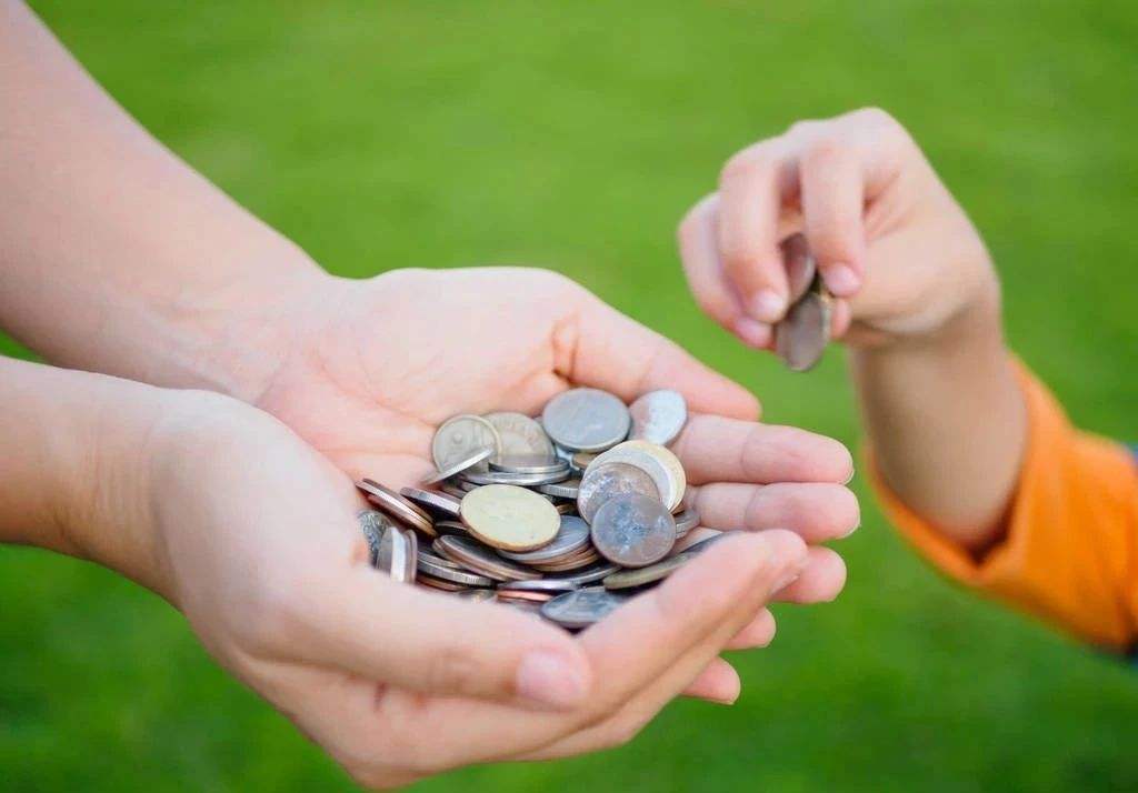 从小“有钱花”和“被限制花钱”的娃，长大后差距大，父母别大意