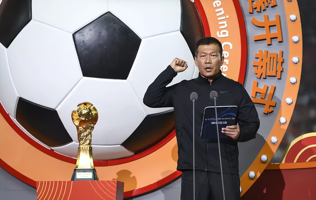 裁判的判罚争议引发球迷的不满,俱乐部不得就判罚提抗议