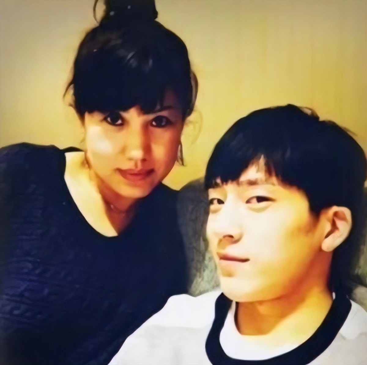 井柏然奶奶养大父母认亲视频,井柏然成为大明星后父母再来认亲