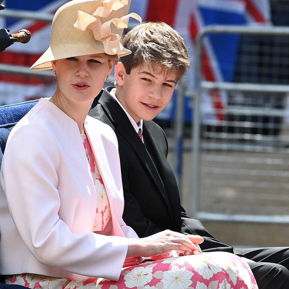 英国女王登基庆典凯特赢很大？纯白穿搭迷人优雅，带萌娃站C位