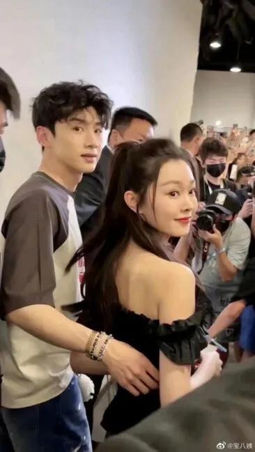 百度替白敬亭和宋轶官宣了，网友替他们孩子起名，叫“白居轶”！