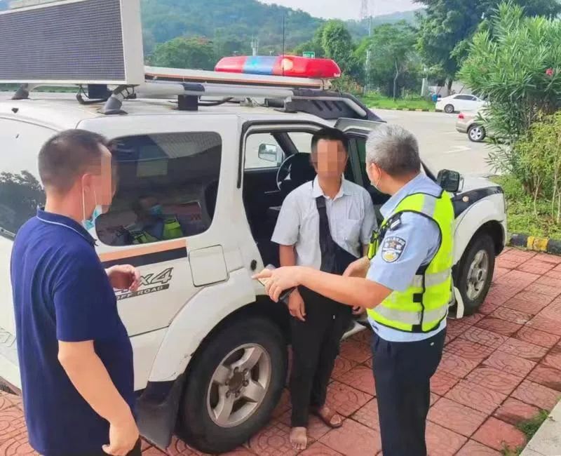 民警带孩子走丢派出警,群众向现场民警求助孩子走丢