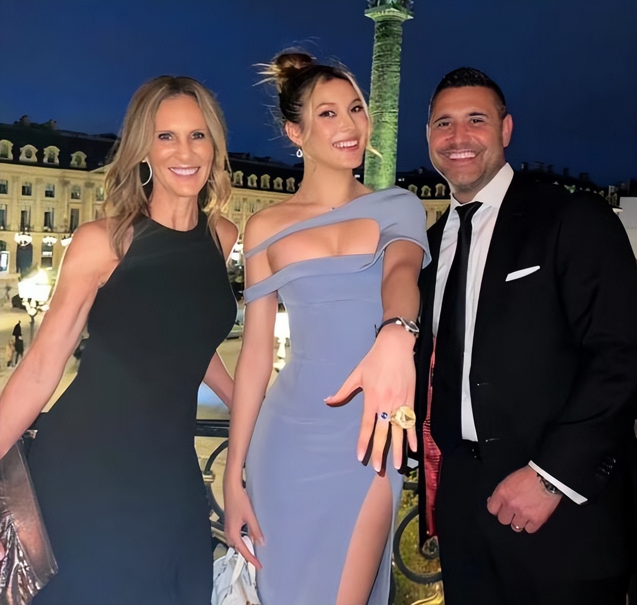 谷爱凌礼服穿错了原视频,谷爱凌登上颁奖台