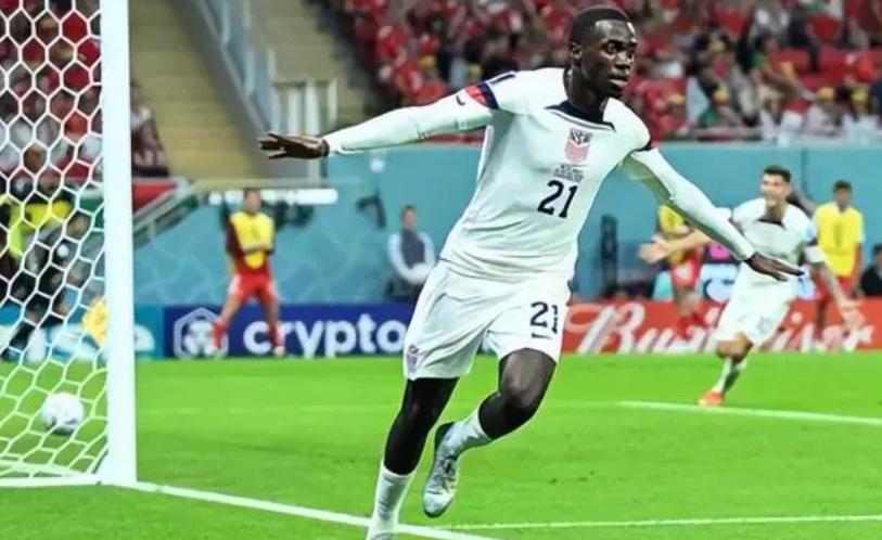 这位球星出身的总统,靠儿子在世界杯圆梦