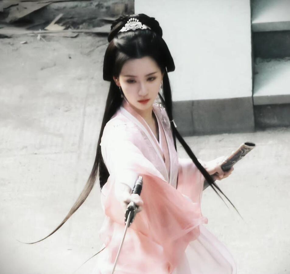 赵丽颖和白鹿同款发型,白鹿赵丽颖长月粉衣换脸造型对比