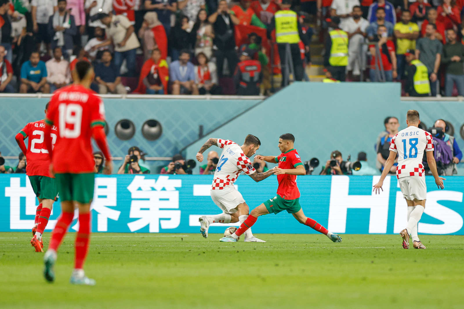 国足被判争议点球裁判被围,国足首战亚洲杯争议判罚