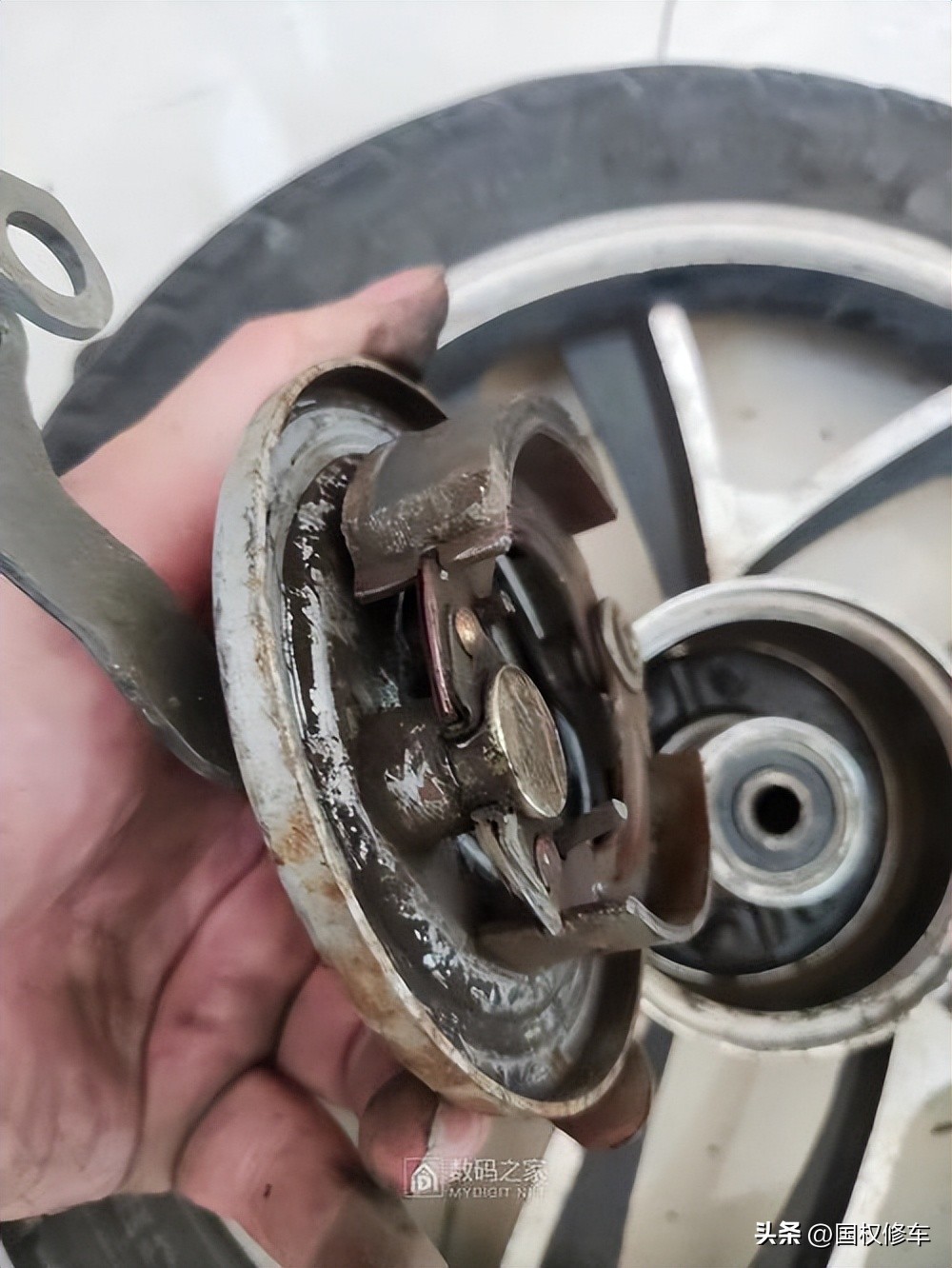 电动车突然没劲,电动车突然没劲跑得慢怎么回事