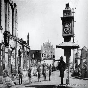 珍贵照片，日军*杀屠**老百姓强奸妇女，用刀剖开肚子，看看多残忍