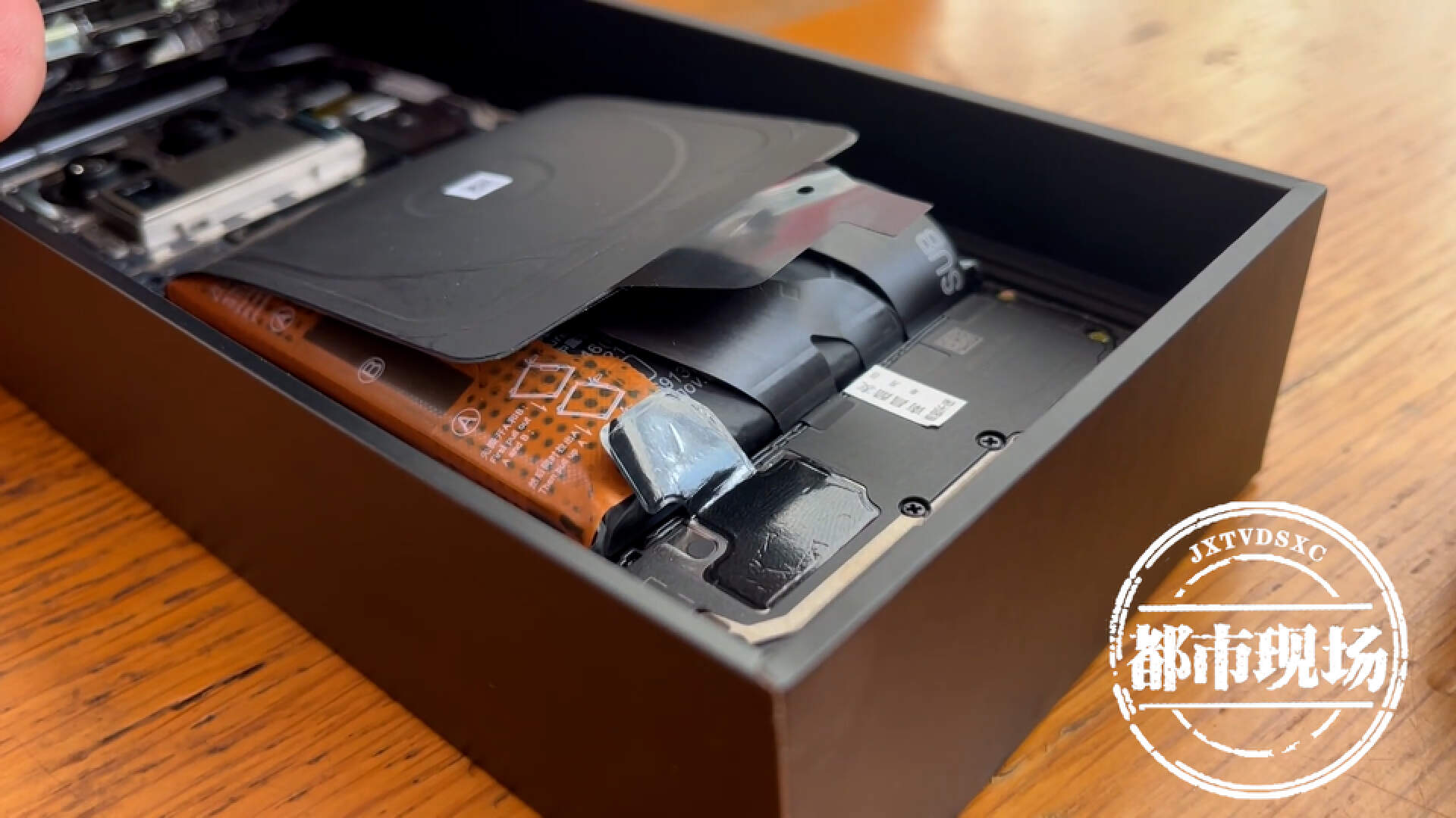 小米手机电池鼓包充电没反应,小米2年电池鼓包了能保修吗