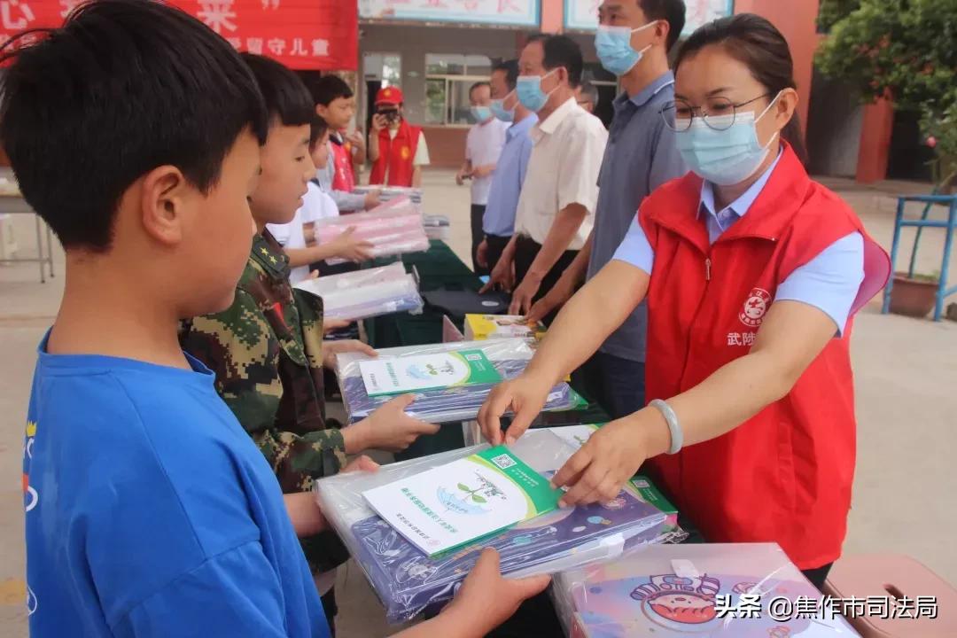 关爱青少年健康成长向校园*力暴**说“不”——市司法局开展法律援助进校园专项维权宣传活动