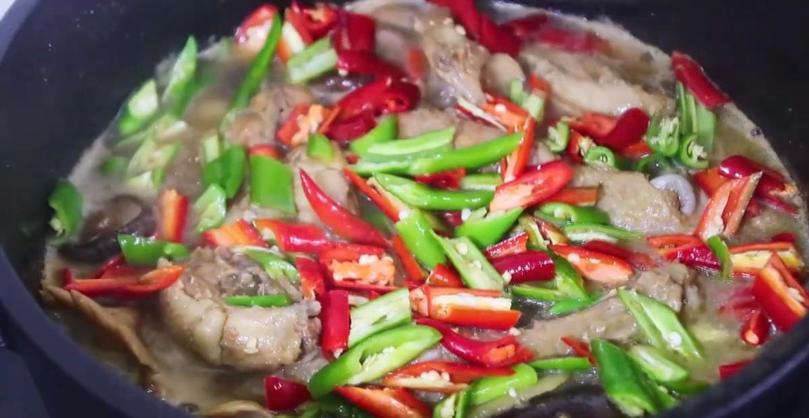 炖鸡肉时切记别直接焯水教你一招,炖鸡肉别直接焯水教你正确做法