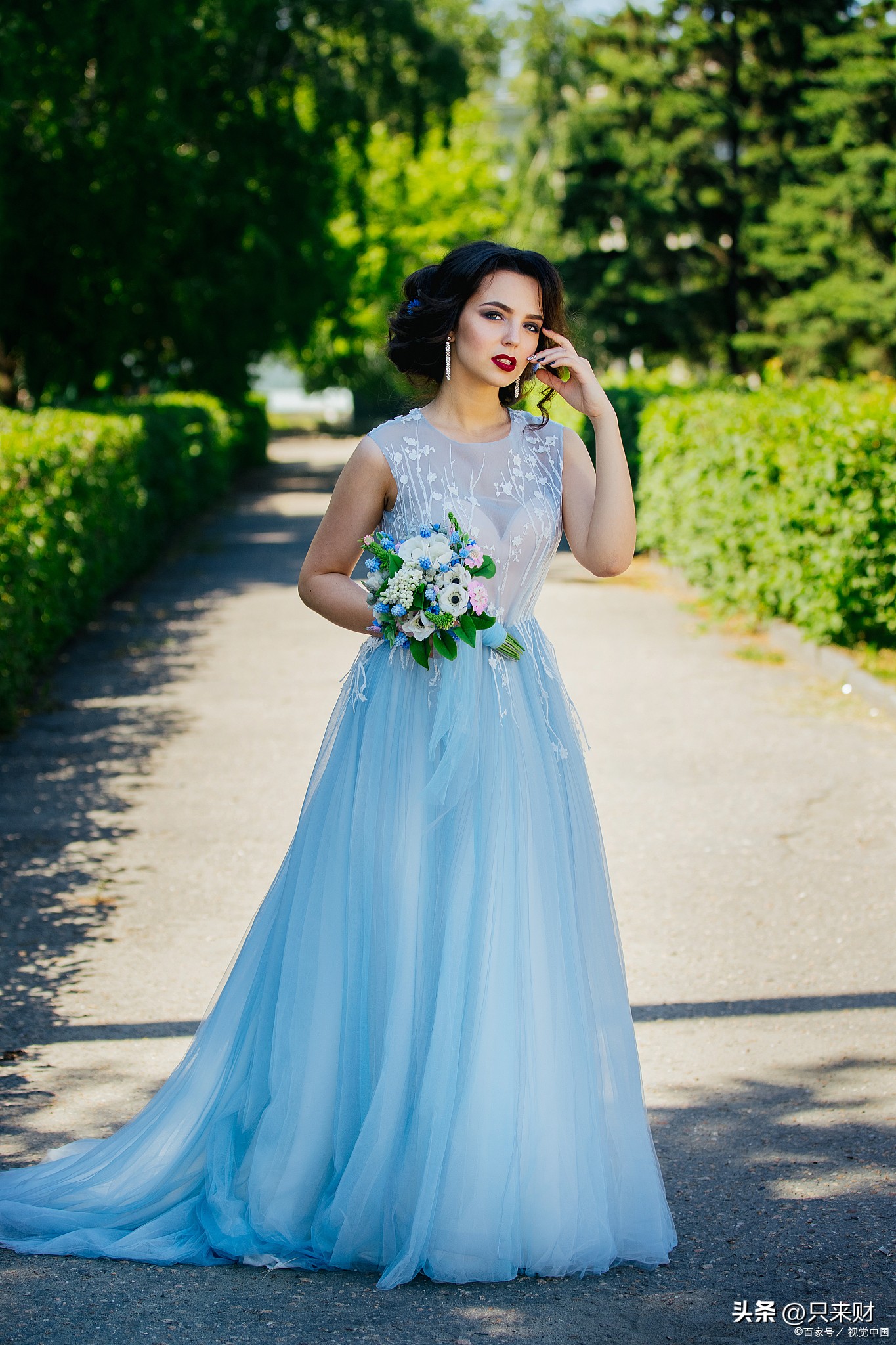 18世纪英国贵族女性穿的裙子,英国女士为什么要穿蓬蓬裙