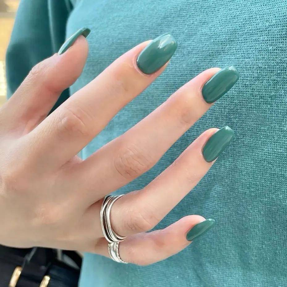 豆沙色美甲显手白吗,雾霾蓝跳色美甲图片显手白