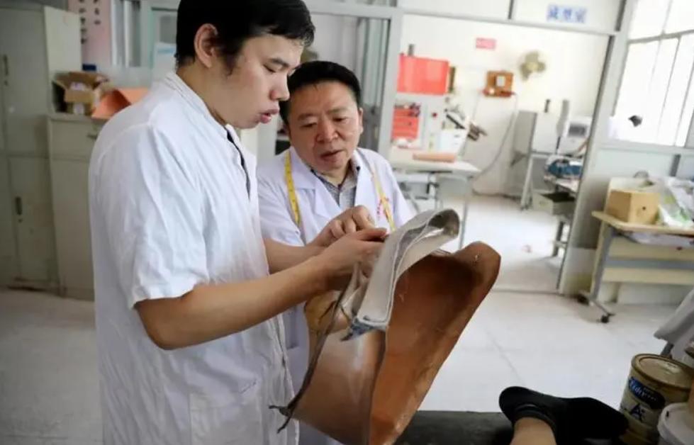 男孩车祸筹款100万变成基金会,男孩车祸筹到100万善款