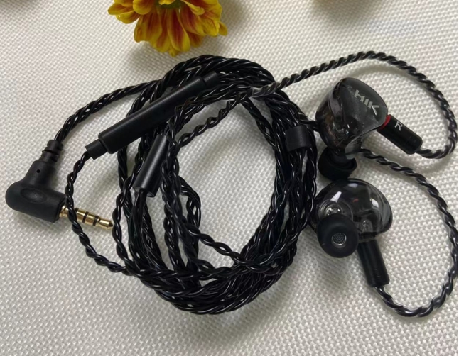 佩戴舒适音质好的有线耳机,超强音质的有线耳机