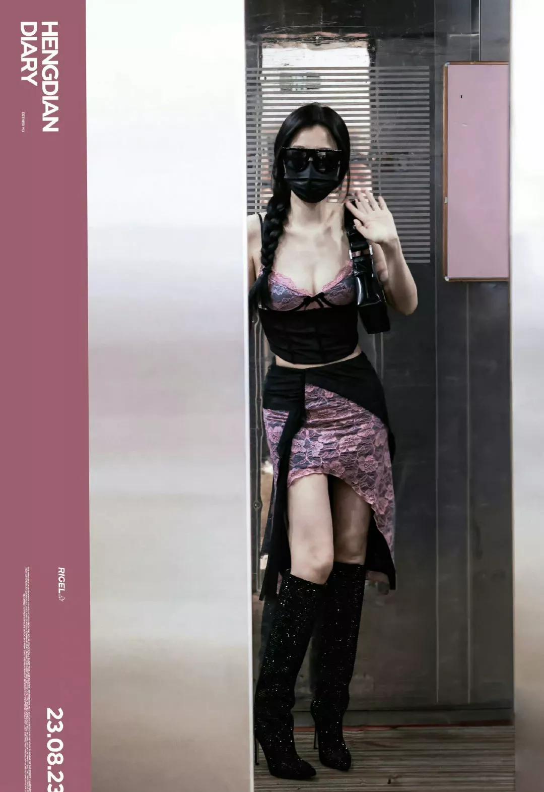 虞书欣粉色露背小吊带搭配,虞书欣粉黑蕾丝吊带造型