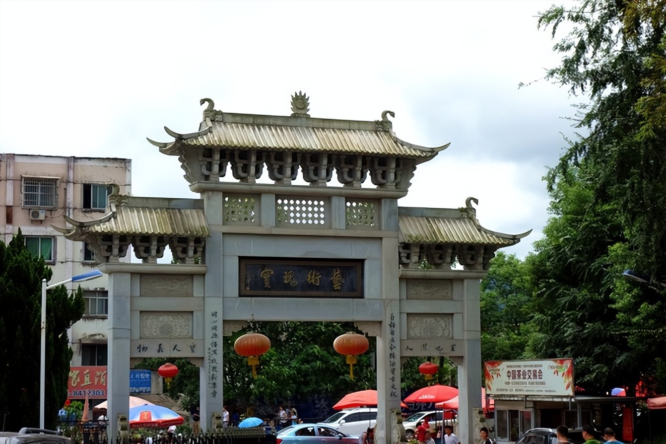 景德镇陶瓷之都在哪里,逛景德镇陶瓷城