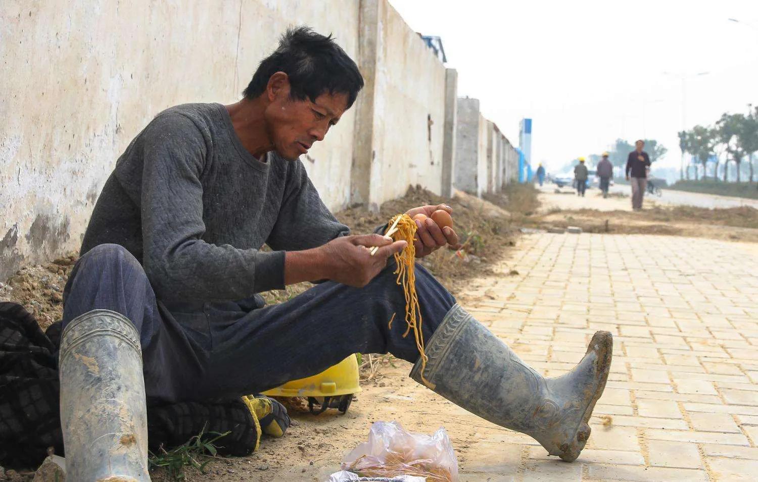 表哥新买手机掉粪池，表哥做法让人感慨良多
