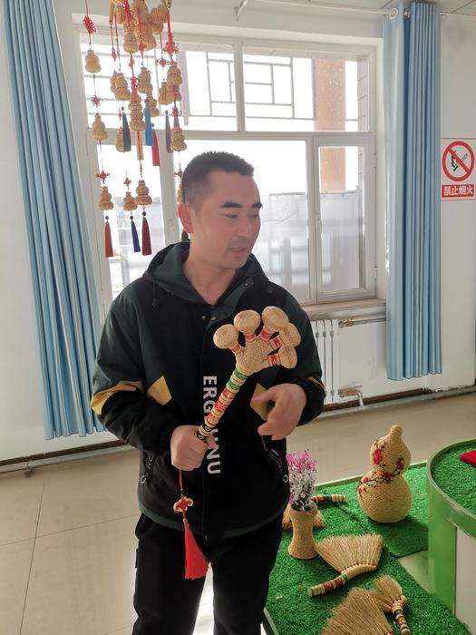 “扫”走穷日子 小笤帚变成“摇钱树”