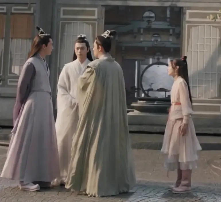 前脚吹“绝色美人”，后脚就被配角狠狠艳压，这些女明星图啥啊