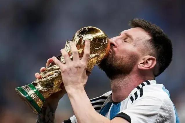 梅西成长的真实经历,梅西从侏儒症到身价4亿球王