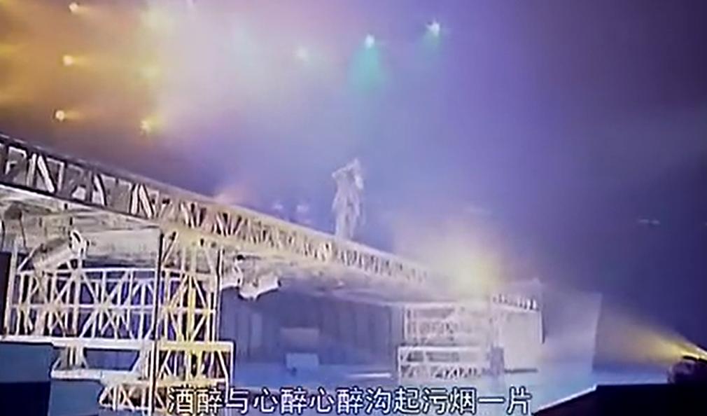 他穿深V露背装，和歌迷开黄色笑话，没被封号还引千万人点赞？