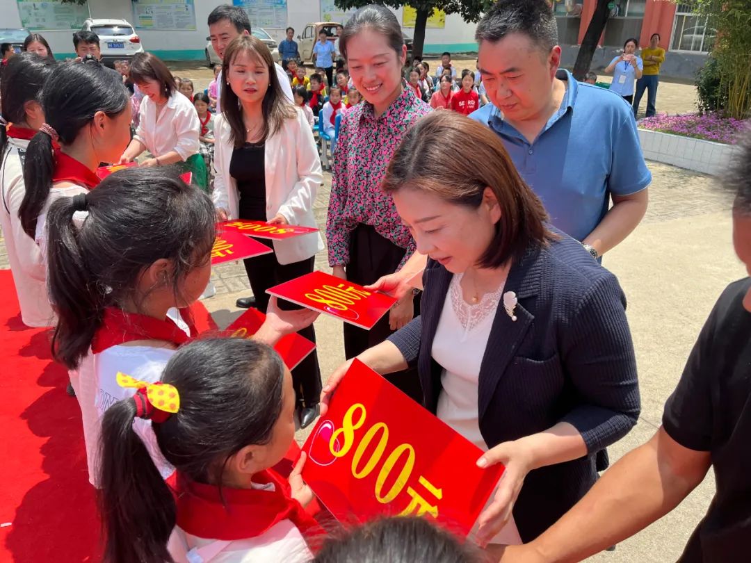 南阳卧龙：“春蕾计划”“代理妈妈”温暖乡村女童