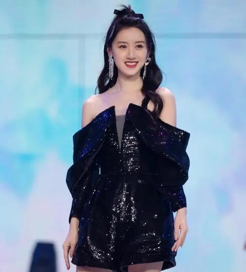 她曾被誉为娱乐圈校花,她被称为最美校花