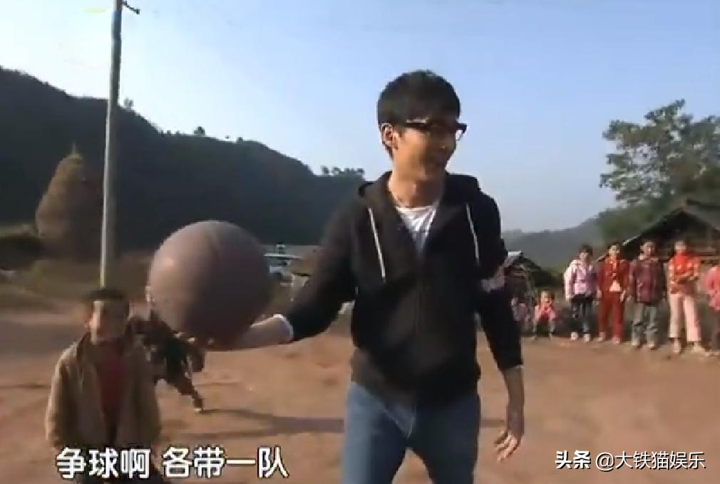 胡歌为礼仪小姐姐化解尴尬娱乐,胡歌帮礼仪小姐解围对比