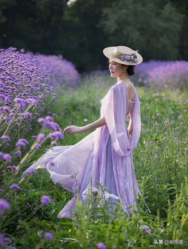 50岁阿姨拍照姿势大全站姿,中年女人拍照姿势小窍门