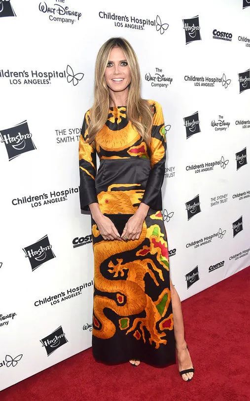 赵露思穿上廉价中国风礼服，俗成了18线网红