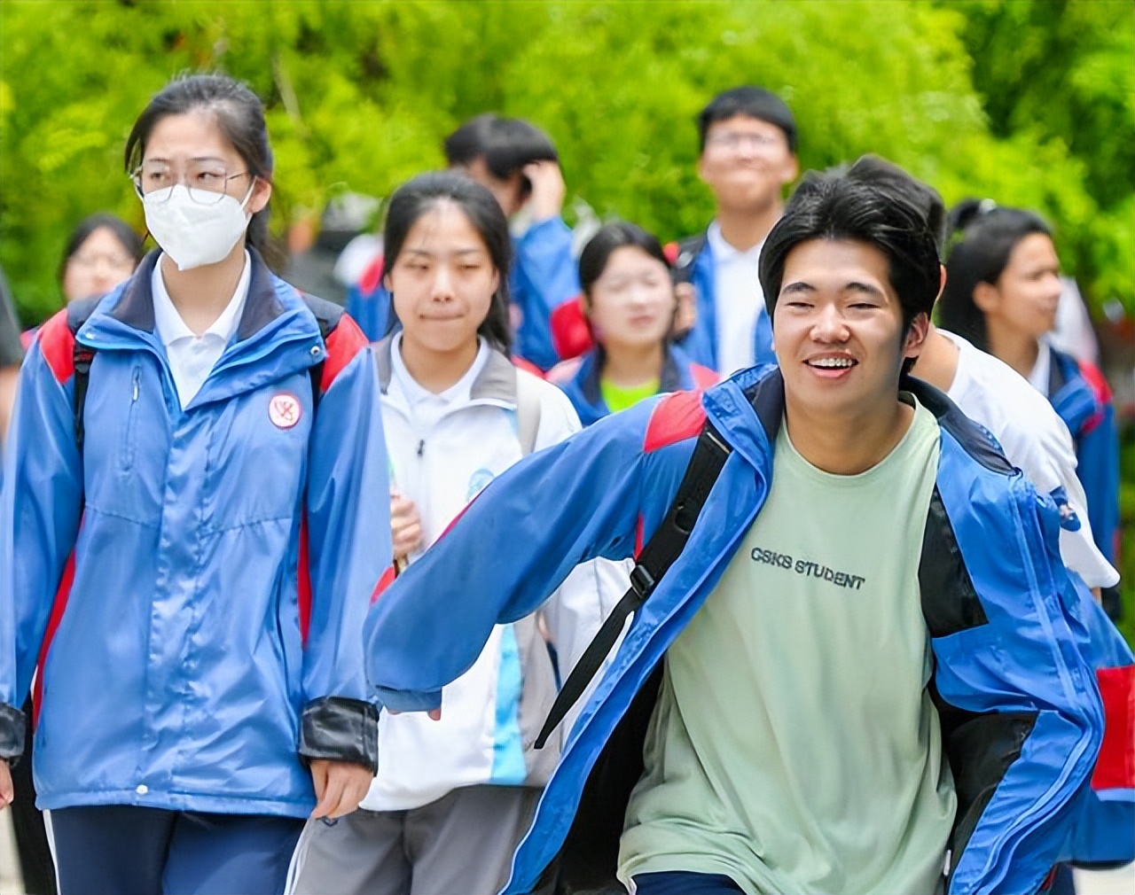 全国各地高考查分时间安排,高考查分激动到哭视频