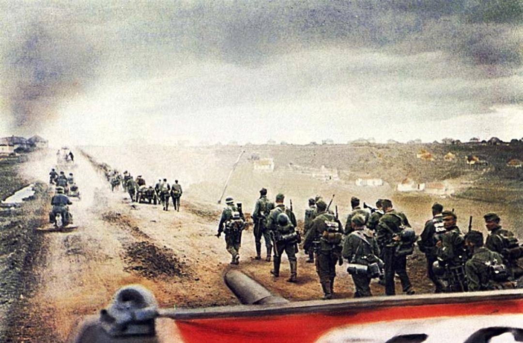 德军为什么会被苏联打得节节败退,苏军进攻柏林德国人有多惨