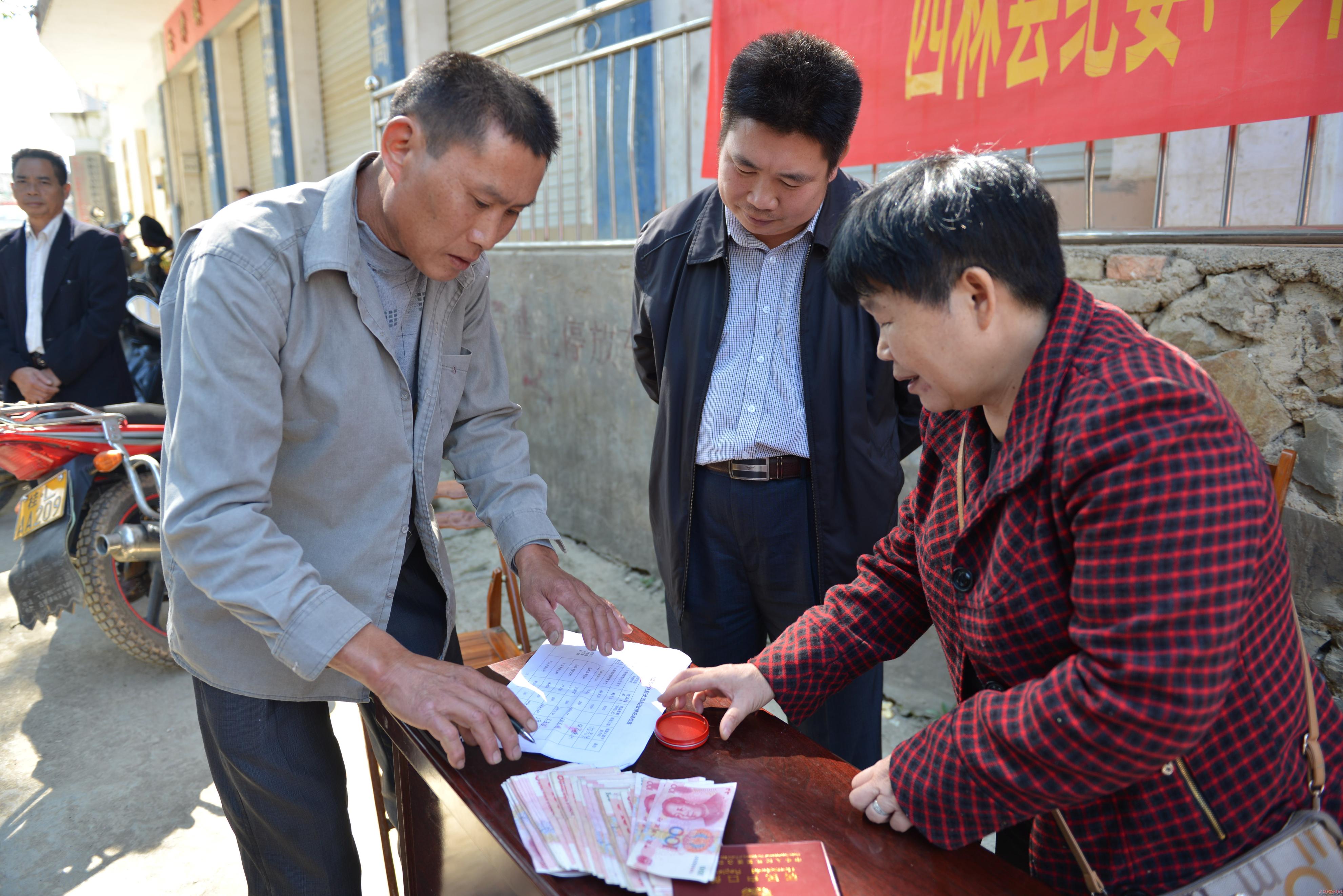 我村年年收农民管理费合法吗,村干部可以对村民进行罚款吗