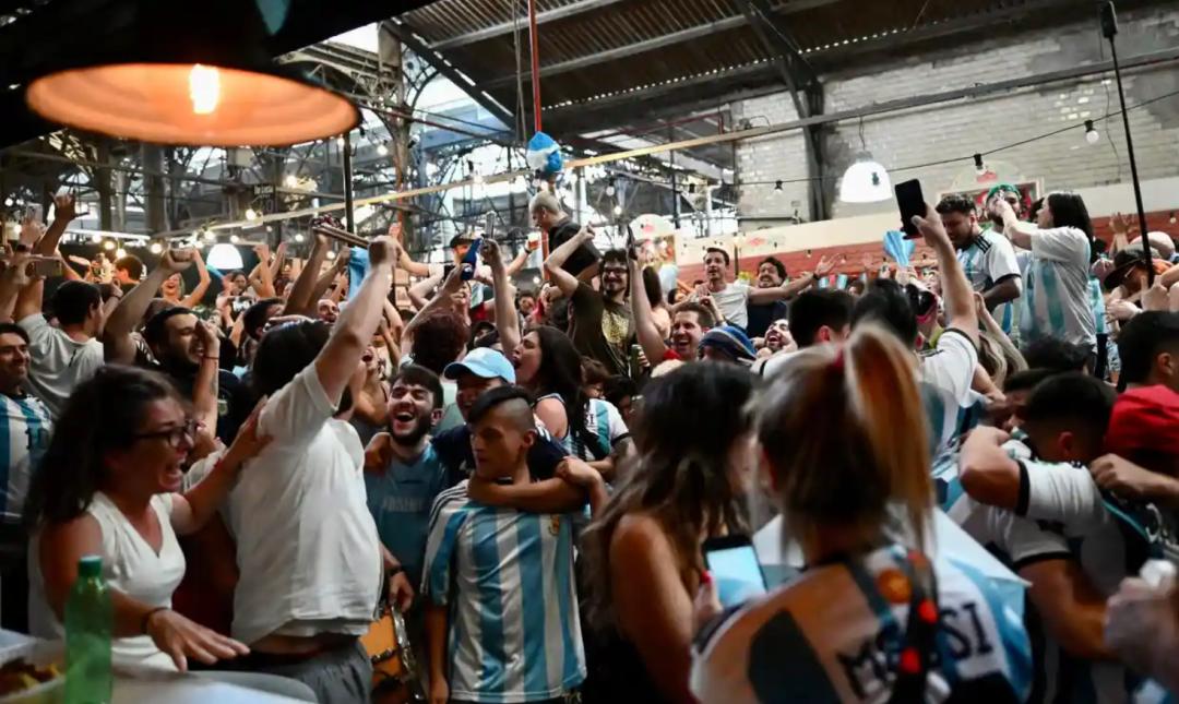 梅西让人感动的一面,梅西粉丝感动哭了视频