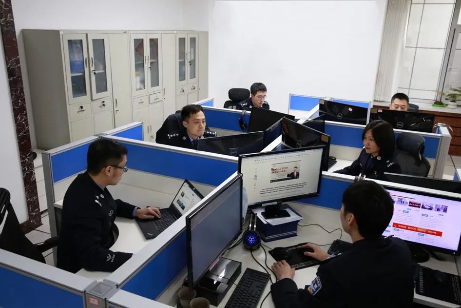 国庆我在岗执勤保平安,国庆我在岗网警