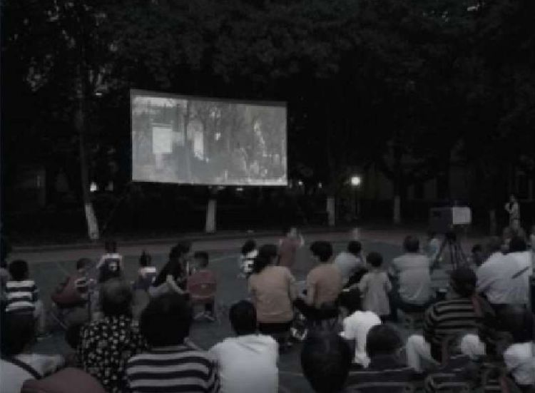 在新疆伊犁吃美食,在伊犁吃美食