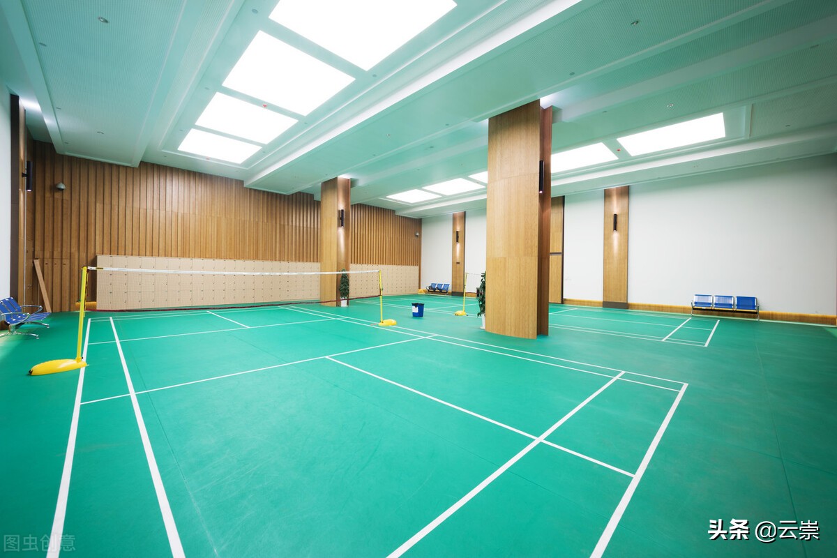 羽毛球入门新手需要买装备吗,羽毛球初学者入门教学儿童