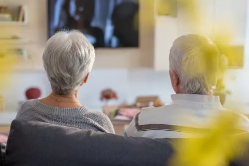 不充钱连新闻联播都看不了？人民日报发文，撕下电视厂商的遮羞布