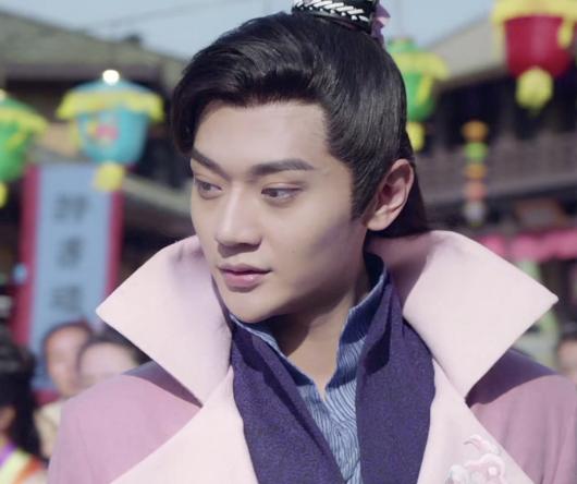 虽说“男人看鼻子”，但这些男演员的“大鼻子”，写满了“假”字