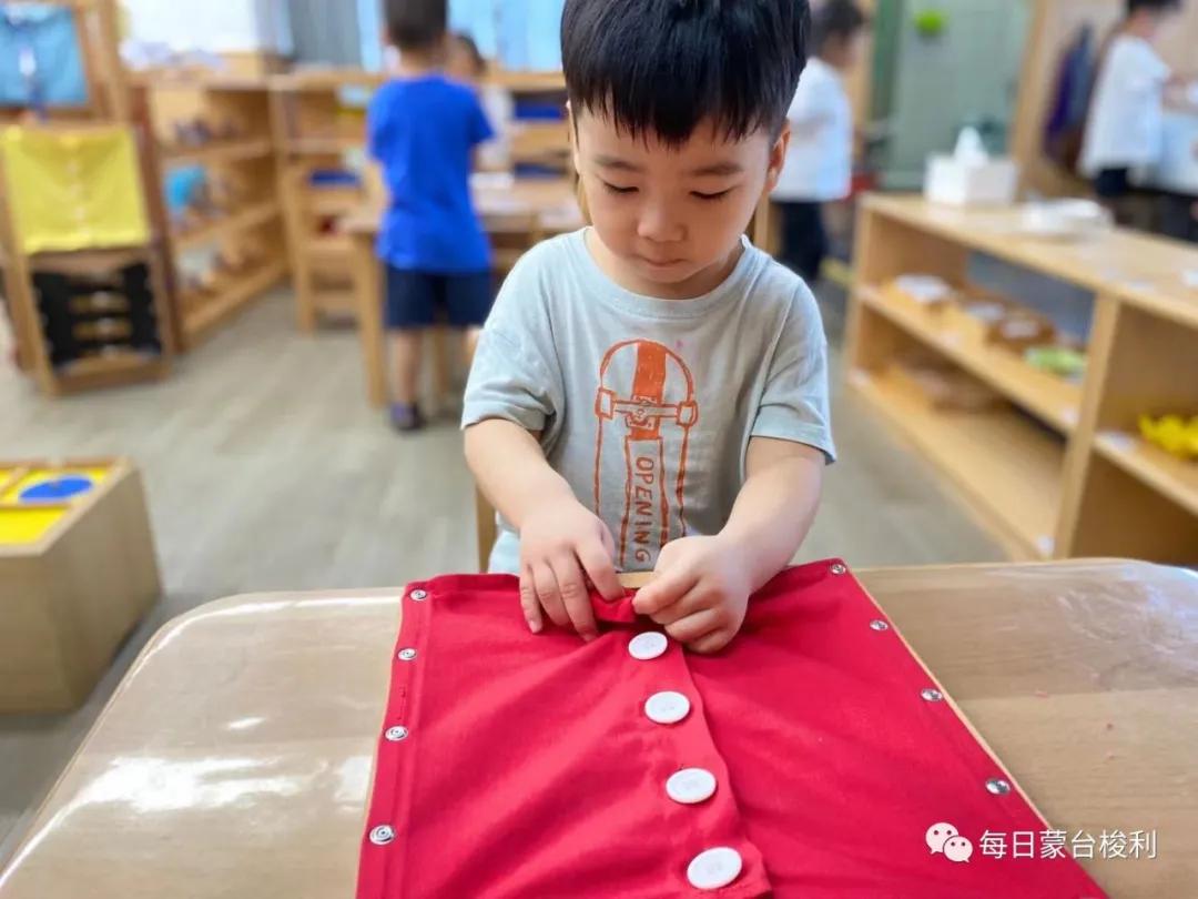 小孩通过哭闹要挟父母实例,当孩子用哭要挟时如何应对