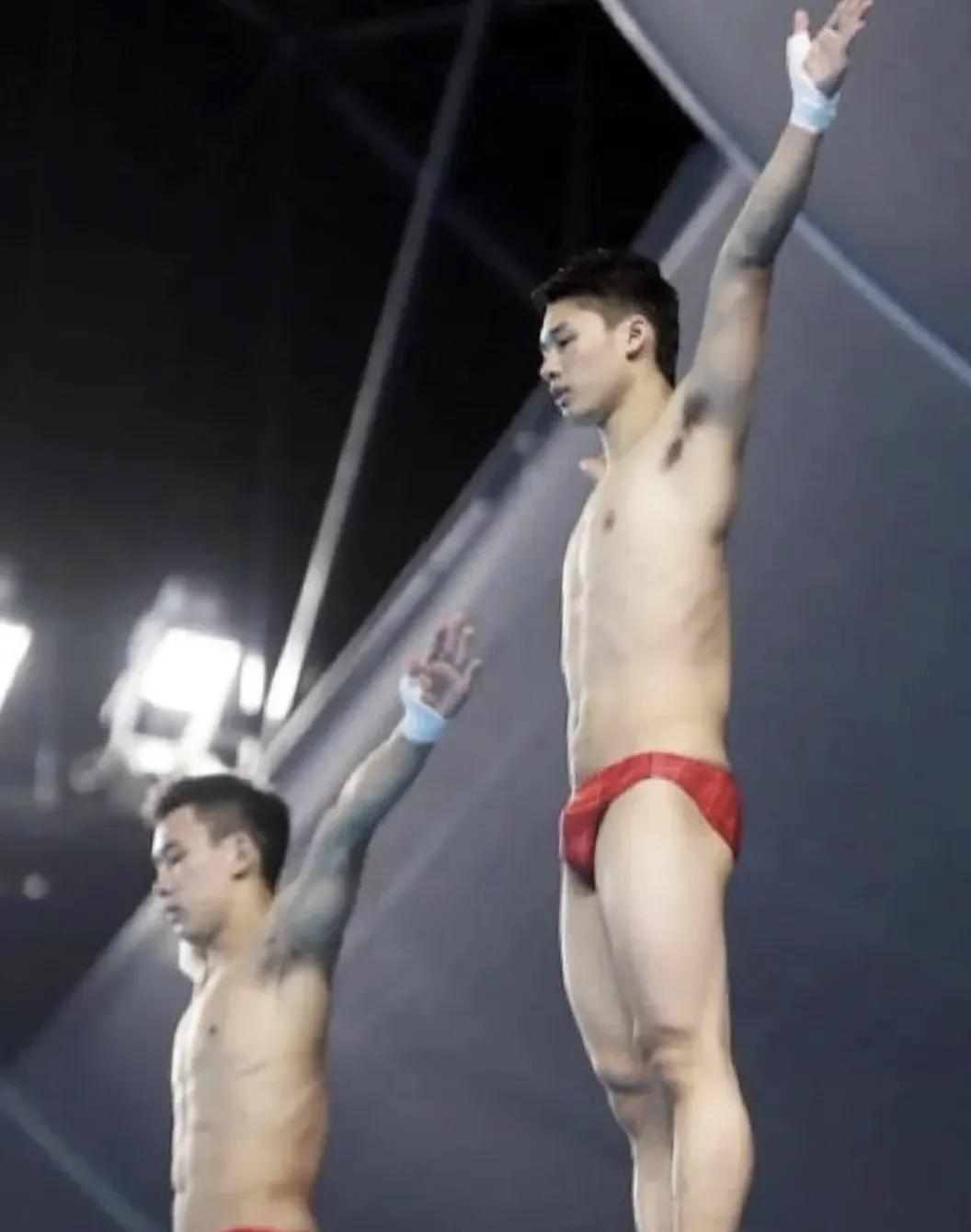 陈艾森双人默契跳水,陈艾森跳水队腹肌