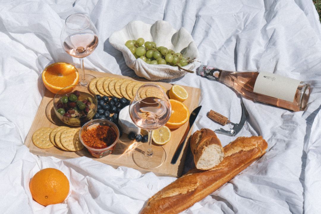 五一假期消费火热商业重拾烟火气,五一消费市场升温迅速显活力