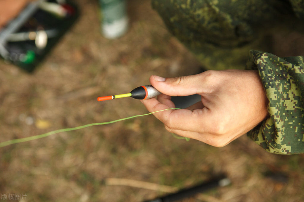 红虫挂钩的正确方法朝天钩挂红虫,钓鱼红虫是直接挂钩好还是皮筋好