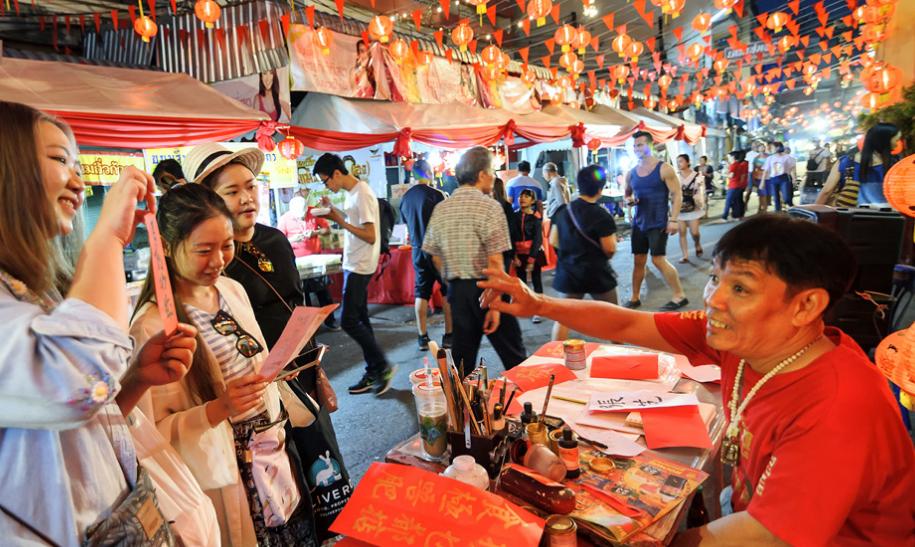 曼谷街头惊现很多中国籍,曼谷街头熙熙攘攘的人群