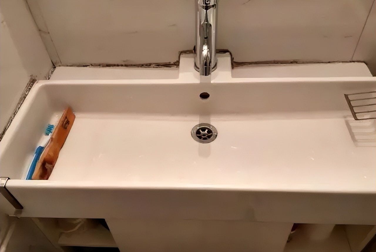 清洗玻璃胶发霉,玻璃胶发霉清洗妙招