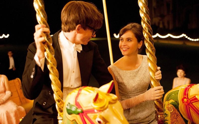 电影《万物理论》，运用空间构图手法，讲述霍金的爱情故事