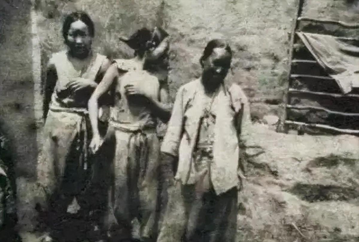 高清老照片：旗人格格大腿岔开豪放洗衣，地主三妻四妾不输女明星