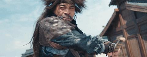 女配露大腿，反派成X战警，同样《华英雄》，胡兵比郑伊健差远了