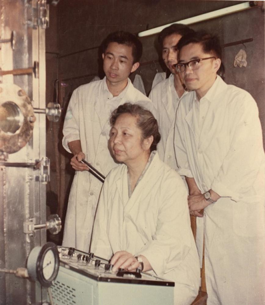 中国女子被美国海关扣留，送出6800美元，保住了神秘小药盒